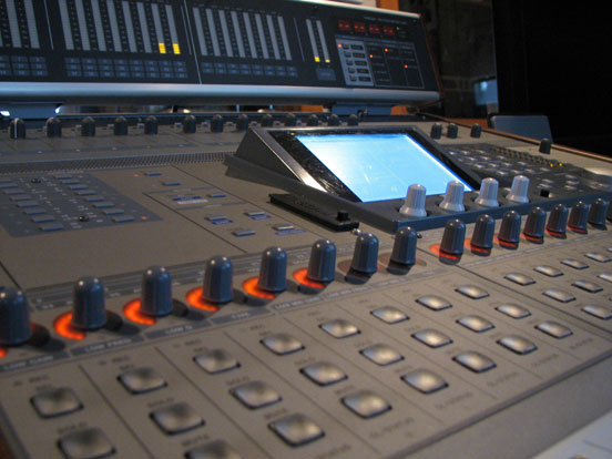 Phantom Productions' Tascam DM-3200 in te Phantom Productions recording studio